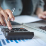 会社設立の登録免許税はいくら？計算方法と半額にする方法を紹介