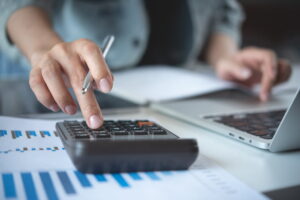 会社設立の登録免許税はいくら？計算方法と半額にする方法を紹介